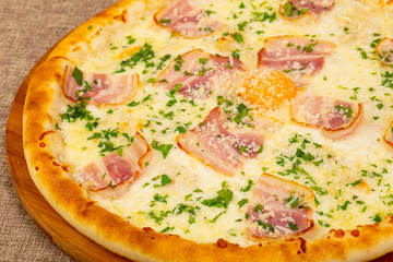 Pizza Carbonara with ham