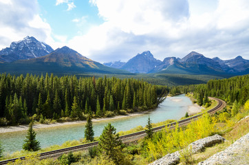秋のカナディアンロッキー　モランツ・カーブの線路、黄葉のテンプル山とボウ川（バンフ国立公園　カナダ・アルバータ州）