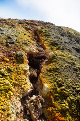 Concrezioni di zolfo al cratere centrale del Vulcano Etna © Etna ·REC Attivo