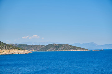 Naklejka premium view of the sea and mountains