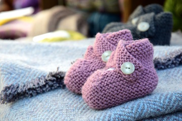 Gestrickte Babyschuhe in Altrosa, Handarbeiten
