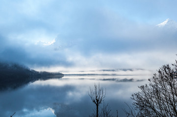 Obraz premium Morning on the mountain lake covered with fog