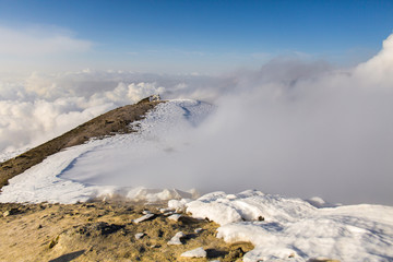 Cratere centrale del vulcano Etna con vapore e fumo