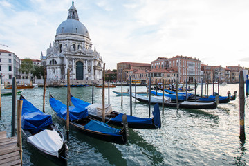 Fototapeta na wymiar Gondeln vor Basilica di Santa Maria della Salute; Canal Grande; Venedig