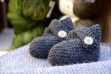 Graue handgestrickte Babyschuhe