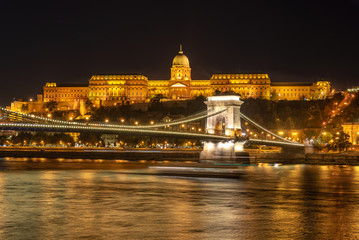Naklejka na ściany i meble Buda castle and Chain bridgein Budapest at night, Hungary