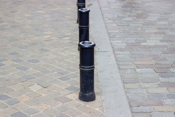 Poteau sur trottoir