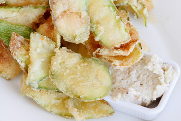 Fried courgette slices wth garlic sauce