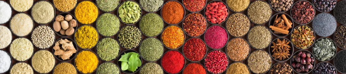  Diverse specerijen en kruiden als achtergrond. Kleurrijke specerijen in kopjes, bovenaanzicht © dmitr1ch