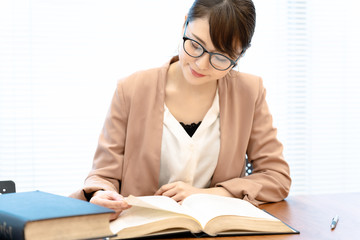本を読む女性