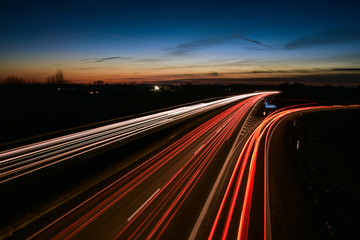 Fototapeta na wymiar Langzeitbelichtung in der Nacht auf der Autobahn in Deutschland