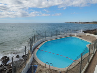 Piscina junto al mar en el racó de Santa Llúcia en Vilanova i la Geltrú.