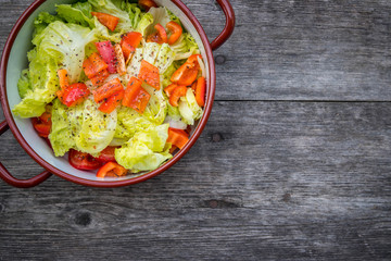 Gemischter Salat auf rustikalem Holztisch, Textfreiraum