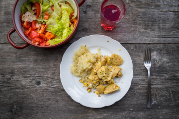 Mahlzeit auf der Alm: Knödel mit Sauerkraut und Salat