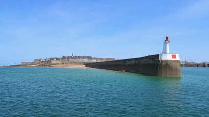 Saint-Malo, panorama sur le phare, le môle des Noires et la ville intra-muros (France)