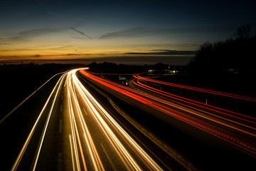 Fototapeta na wymiar Langzeitbelichtung in der Nacht auf der Autobahn in Deutschland