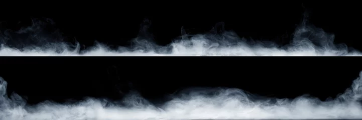 Panoramisch zicht op de abstracte mist of rookbeweging op zwarte achtergrond. Witte bewolking, mist of smog achtergrond. © Tryfonov