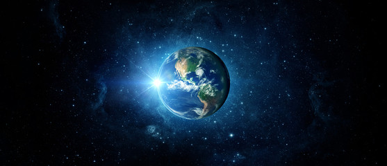 Panoramablick auf Erde, Sonne, Stern und Galaxie. Sonnenaufgang über dem Planeten Erde, Blick aus dem Weltraum. Elemente dieses von der NASA bereitgestellten Bildes