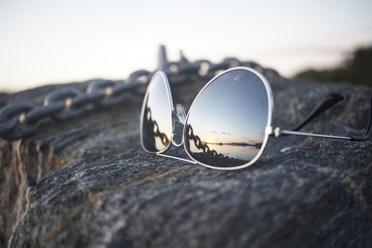 Sonnenbrille im Sonnenuntergang 