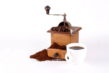 Kaffeebohnen mit Kaffeemühle und gemahlener kaffee