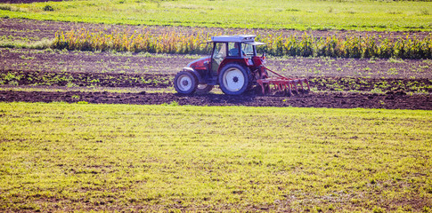 Traktor am Feld, Landwirtschaft im Herbstlicht