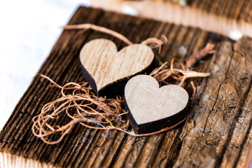 Zwei Herzen aus Holz  künstlerisch auf Holz gelegt
