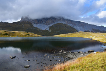 Россия, Архыз. Ацгарское озеро, одно из озер Загеданского Пятиозерья и скала Загедан в облачную погоду