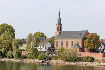 Fototapeta na wymiar Mainufer bei Mainz Kostheim