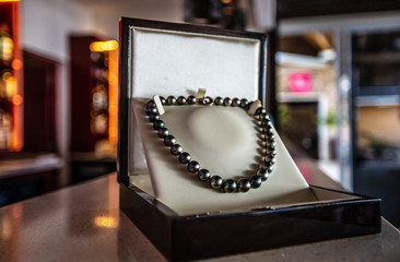 COLLIER DE PERLES NOIRES