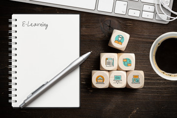 Symbole auf Würfeln zeigen Komponenten modernen Lernens die zum Abschluss führen 