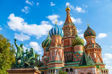 Papier Peint photo Monument Cathédrale Saint-Basile et monument à Minine et Pojarski sur la Place Rouge à Moscou. Célèbres monuments russes sur fond de ciel bleu.