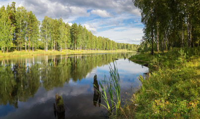 Панорама летнего вечернего пейзажа на Уральском озере с березами на берегу, Россия, август © 7ynp100
