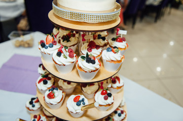 Vintage Wedding Decoration Naked Cake MR and MRs Gold