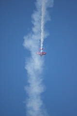 Fototapeta na wymiar Avion rouge de voltige pour un meeting aérien