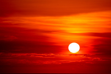 Obraz premium last light of sunset on sky cloud ray around sun