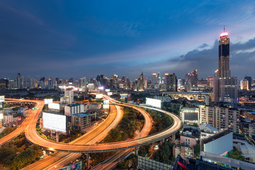 Fototapeta na wymiar Cityscape view of Bangkok city central business downtown with expressway at twilight
