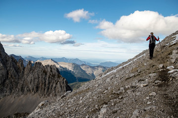 Fototapeta premium Junge Frau in Hochalpiner Traumlandschaft