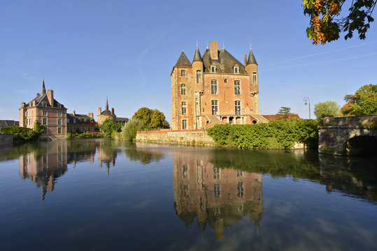 Château de Bellegarde (45270) et ses reflets, département du Loiret en région Centre-Val-de-Loire, France