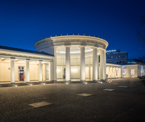 Obraz premium Elisenbrunnen Aachen bei Nacht