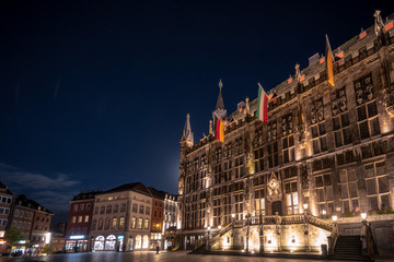 Fototapeta na wymiar Rathaus Aachen und Marktplatz bei Nacht
