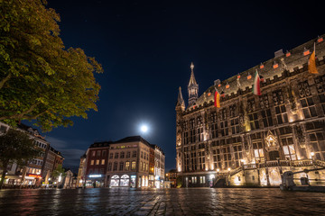 Fototapeta na wymiar Rathaus Aachen und Marktplatz bei Nacht mit Mondschein