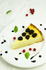 Cheesecake with blackberries and red currants