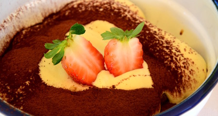 Hausgemachtes Tiramisu mit Herz und einer halbierten Erdbeere, Banner