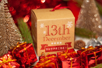 13. Dezember im Advent Weihnachtskalender mit kleinen roten Geschenkboxen für Adventszeit