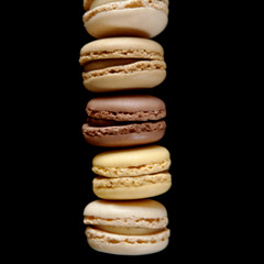assortiment de macarons rangés sur fond noir
