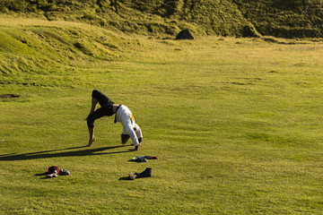 Hombre joven haciendo yoga.