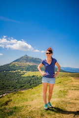 Naklejka premium Femme en Randonnée au Puy Pariou en Auvergne