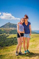Femme et fillette en Randonnée au Puy Pariou  en Auvergne