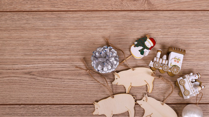 Свинья символ нового 2019 года, новогодние игрушки снеговик, паровозик и шарик