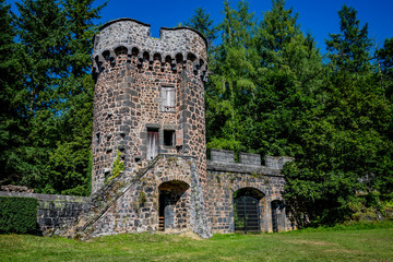 Tour et remparts du Ch&acirc;teau Dauphin &agrave; Pontgibaud